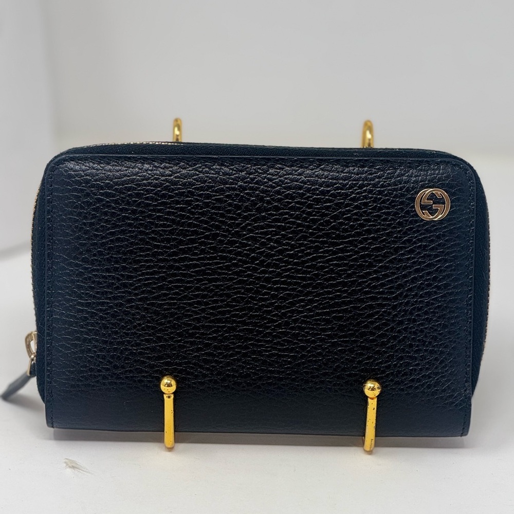 💯Authentic GUCCI black leather zip around wallet